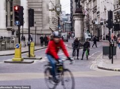 Assistir a um clipe de segurança no trânsito de 47 segundos ou pagar uma multa de £ 50? Uma força policial está ‘questionando ciclistas que infringem as regras’