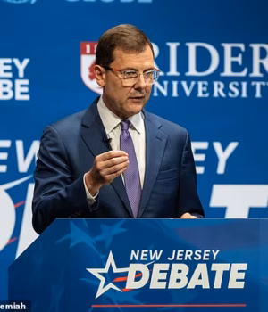 111855879-16208695-The_campaigns_of_New_Jersey_Representative_Tom_Kean_Jr_and_Iowa_-a-1_179199122361.avif