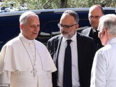 O Papa está comendo e andando enquanto se recupera de uma cirurgia de câncer de pulmão, revelou o Vaticano