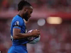 O jogador de futebol Antoine Semené foi ‘abusado racialmente por um torcedor do Liverpool que usava cadeira de rodas, que também jogou chiclete nele’