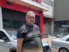 Um pedreiro solitário, de luto pela morte de sua mãe, viaja 1.300 milhas para encontrar a mulher dos seus sonhos, apenas para descobrir que ela é um robô de IA.