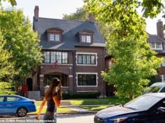 Mulher de 21 anos foi estuprada em festa de fraternidade em Chicago enquanto um grupo de homens aplaudia do lado de fora do banheiro onde aconteceu o ataque, afirma relatório policial
