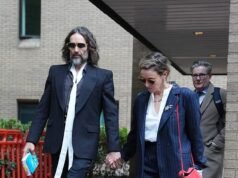 Russell Brand era um ‘predador sexual’ implacável que estuprou vítimas enquanto perseguia seu ‘objetivo’ de dormir com 5.000 mulheres, ouviu o tribunal