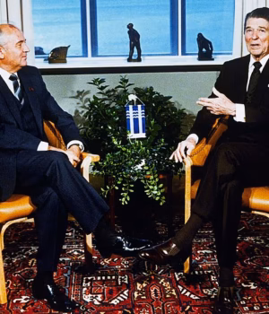 111863031-16209729-Soviet_leader_Mikhail_Gorbachev_and_US_President_Ronald_Reagan_t-a-2_179200964998.avif