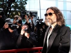 JAN MOIR: Uma aluna mexe no lenço branco da acusada e afofa seus cachos… Russell Brand se prepara para seu close-up