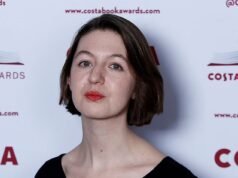 Os livros de Sally Rooney não estão mais disponíveis no Reino Unido devido ao seu apoio à Ação Palestina