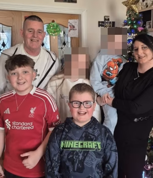 111867983-16210801-Philip_and_Kim_English_with_their_children_including_Callum_left-a-2_179204916385.avif