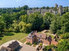 Uma casa de campo de £ 4,5 milhões com sua própria ilha particular chegou ao mercado – completa com um bar ao ar livre e o Castelo de Warwick como vizinho.