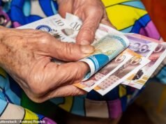 Metade dos britânicos afirma ter sido incentivada a comprar com dinheiro nos últimos dois meses