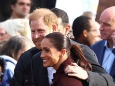 ‘Agarrados como sobreviventes’: especialista em linguagem corporal afirma que o aperto ‘protetor’ de Harry no ombro de Meghan revelou ‘tensão interna’