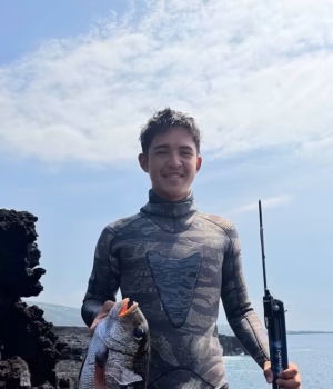 111878697-16211607-Joven_Young_went_for_diving_to_Captain_Cook_with_his_friend_on_T-a-1_179207573010.avif