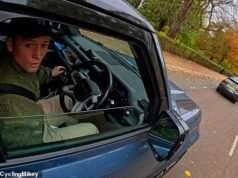 Momento Vigilante do Código da Estrada Ciclismo Mikey pegou Taron Egerton usando seu telefone ao volante