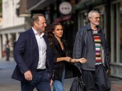 Meghan usou um blazer M&S de £ 85 por uma roupa de £ 20.000 quando se encontrou com seu cabeleireiro para a recepção de casamento para almoçar em um restaurante perto do Palácio de Kensington.