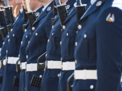 Um denunciante do Air Corps que foi solicitado a remover o amianto vestindo apenas chinelos, shorts e colete de ginástica afirma que algumas das terríveis condições de saúde que o pessoal de defesa contraiu devido à exposição ao produto químico tóxico.