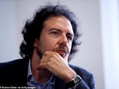 O júri foi enviado para decidir se a bióloga molecular de renome mundial era uma praga sexual ou vítima de um ex excessivamente zeloso que queria destruí-la.