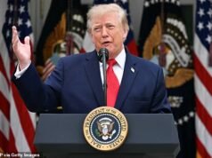 Raspy Trump brinca que enviará um robô parecido na campanha enquanto sua voz fica tensa sob a tensão de uma blitz de meio de mandato