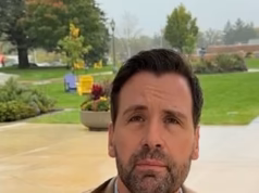 O democrata de Iowa, Josh Turek, não dirá o nome de Trump, mas atacará com tato o maior trunfo de Ashley Hinson: ‘Ela joga bem’