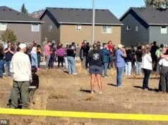 Pais aterrorizados migram para o centro de crise após o tiroteio na escola primária de Oregon, enquanto autoridades devastadas abordam uma ‘tragédia sem sentido’