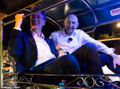 Ainda bem que não há crise internacional, ministros! Miliband e Healy, do Partido Trabalhista, criticaram por ‘fingirem ser influenciadores’ ao filmarem um golpe nas redes sociais em um tuk-tuk na cúpula de Bangkok