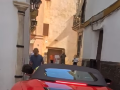 Farce and Furious: dono de Ferrari fica frustrado quando seu supercarro fica preso em pista estreita