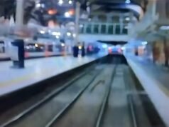 Momento em que o trem descarrila ao atingir os amortecedores na estação ferroviária mais movimentada de Londres, causando o caos na hora do rush