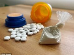 Estudante de moda de Nova York foi estuprada e deixada para morrer de overdose de drogas em seu dormitório por uma adolescente que enviou fotos dela inconsciente para amigos, dizem os promotores