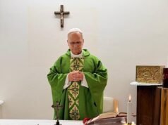 O Papa é visto pela primeira vez desde o câncer de pulmão enquanto celebra missa no hospital