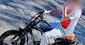 Ciclista de bicicleta elétrica é perseguido enquanto uma série de mulheres acusam Sydney de ter sido agredida sexualmente em uma trilha popular