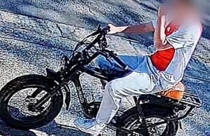 Ciclista de bicicleta elétrica é perseguido enquanto uma série de mulheres acusam Sydney de ter sido agredida sexualmente em uma trilha popular
