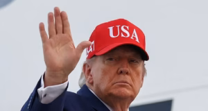 Donald Trump se recusa a culpar Putin por iniciar a guerra na Ucrânia, já que o presidente dos EUA diz que a América não estrangulou o sistema de satélite Starlink do qual as forças de Zelensky dependem
