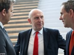 O chanceler John Healy investiu em uma terceira pista para Heathrow, embora Andy Burnham tenha evitado a questão.