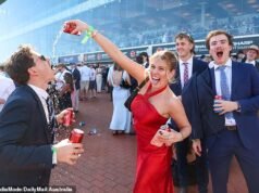 Os australianos relaxam na Caulfield Cup enquanto milhares de pessoas correm por um dia sob o sol da primavera