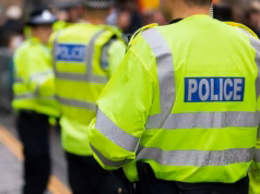 Policial que fantasiava estupro, assistia pornografia em serviço e trocava 90 mensagens ‘extremamente sexuais’ por dia com 12 mulheres foi demitido