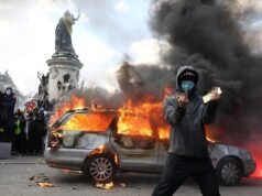 ‘Maria Antonieta’ provoca Macron enquanto Paris arde em tumultos contra governo fracassado