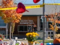 Mãe que sobreviveu ao tiroteio na escola de 2001 conforta o filho enquanto um homem armado no Oregon invade a sala de aula: ‘Como um raio pode cair duas vezes?’