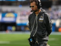 Jim Harbaugh salva OC Mike McDaniel depois que Justin Herbert luta, Chargers caem para 0-4