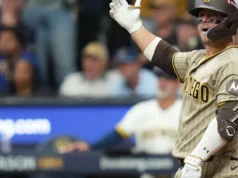Benefícios do trem doméstico? Padres perdem potencial aprovação de RH no NLDS depois que a bola atinge o teto no American Family Field dos Brewers