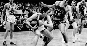 Cliff Hagan, membro do Hall da Fama e campeão da NBA, morre aos 94 anos
