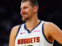 Nikola Jokic deslumbra com um passe para trás pela linha de base que você tem que ver para acreditar
