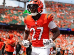 O ás do Bengals, Jordan Battle, acabou de avisar o QB Malik Willis dos Dolphins que ele estava dando passes antes do confronto de domingo.