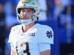 O nº 2 Notre Dame QB CJ Carr se atrapalha desajeitadamente em uma tentativa de chute no final do primeiro tempo durante o jogo dos irlandeses contra o nº 8 da BYU