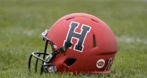 Harvard derrotou Colgate por 20-17 com uma Hail Mary vencedora que incluiu uma lateral para um touchdown.
