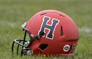 Harvard derrotou Colgate por 20-17 com uma Hail Mary vencedora que incluiu uma lateral para um touchdown.