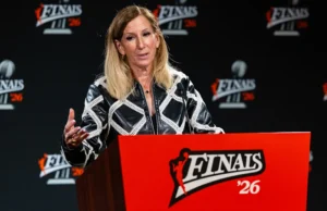 Em suas últimas finais da WNBA, a comissária Cathy Engelbert refletiu sobre seu legado enquanto crescia: ‘Você tem que ter uma pele muito dura.’