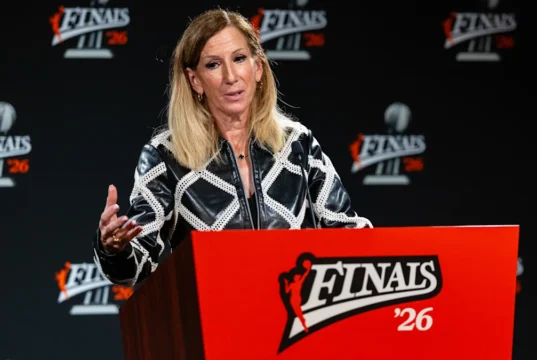 Em suas últimas finais da WNBA, a comissária Cathy Engelbert refletiu sobre seu legado enquanto crescia: ‘Você tem que ter uma pele muito dura.’
