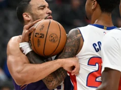 John Collins agarra Dillon Brooks pela garganta na abertura da pré-temporada dos Pistons/Suns