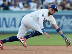 O veterano dos Dodgers, Miguel Rojas, puxou antes da primeira rebatida no último jogo de uma carreira de 13 anos