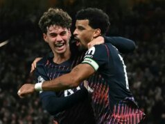 O Tottenham, com 10 jogadores, aumenta a pressão sobre o técnico do Man Utd, Carrick