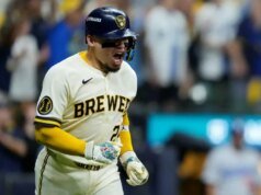 Brewers venceram os Dodgers por 7-4 para ampliar a liderança nos playoffs da MLB