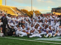 O futebol UAlbany arrancou o troféu Golden Apple de Stony Brook